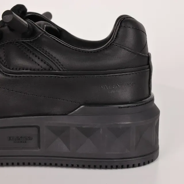 Valentino Noir Monochrome Pyramide Détail à Clous Chaussures Lifestyle 4