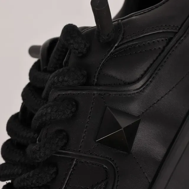 Valentino Noir Monochrome Pyramide Détail à Clous Chaussures Lifestyle 6
