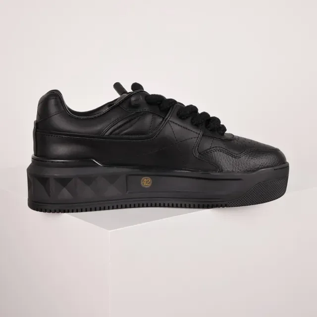 Valentino Noir Monochrome Pyramide Détail à Clous Chaussures Lifestyle 7