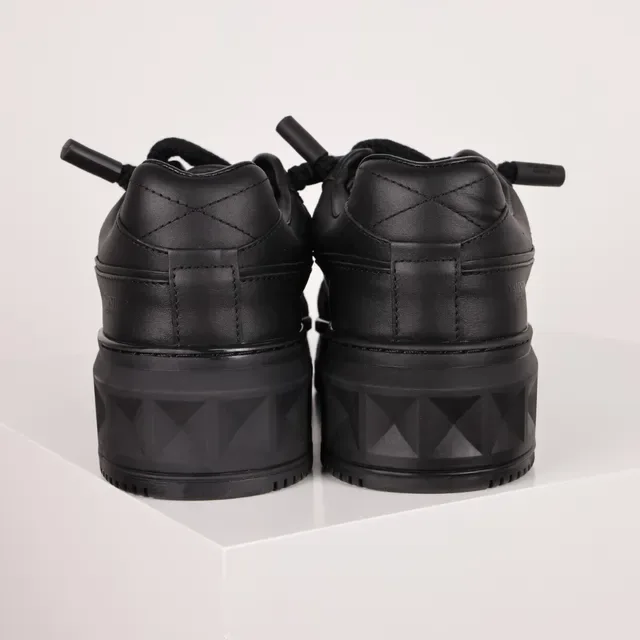 Valentino Noir Monochrome Pyramide Détail à Clous Chaussures Lifestyle 8