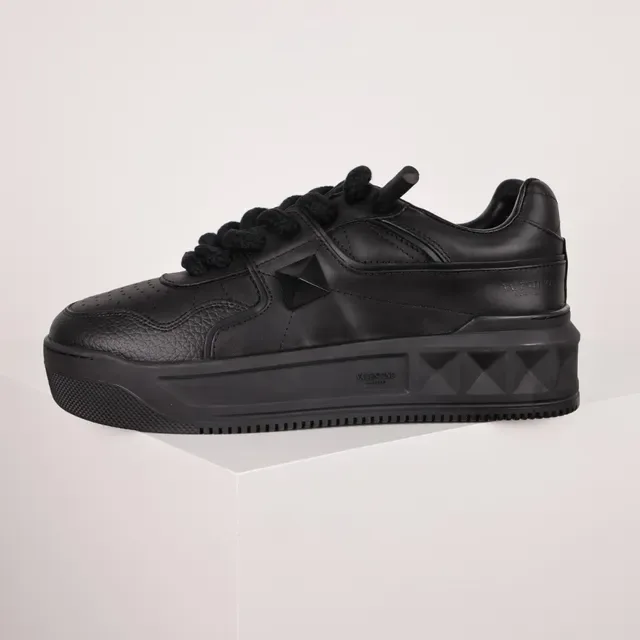Valentino Noir Monochrome Pyramide Détail à Clous Chaussures Lifestyle 9