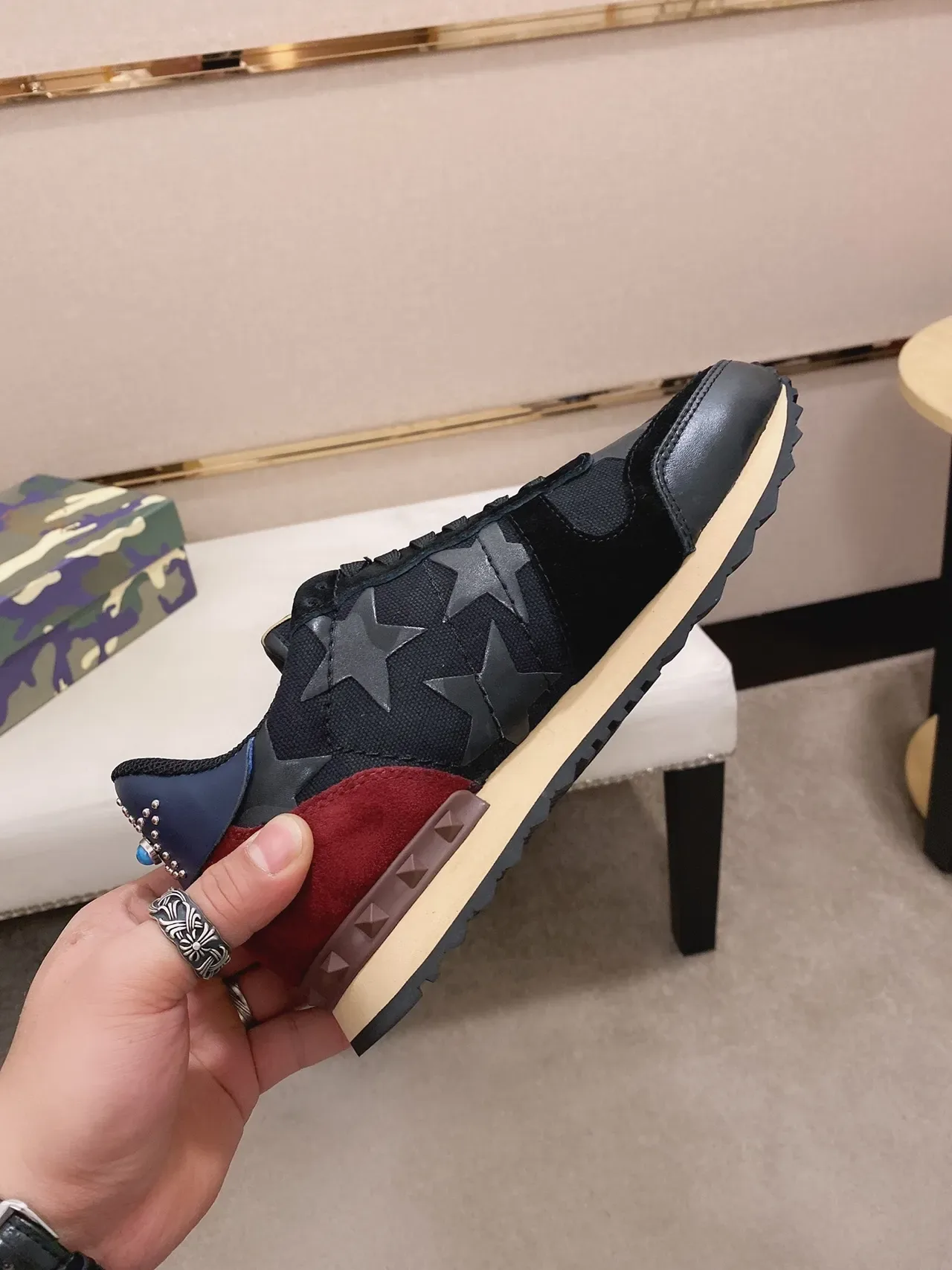 Valentino Garavani Rockstud Runner Noir Rouge Beige Sneakers Lifestyle 2