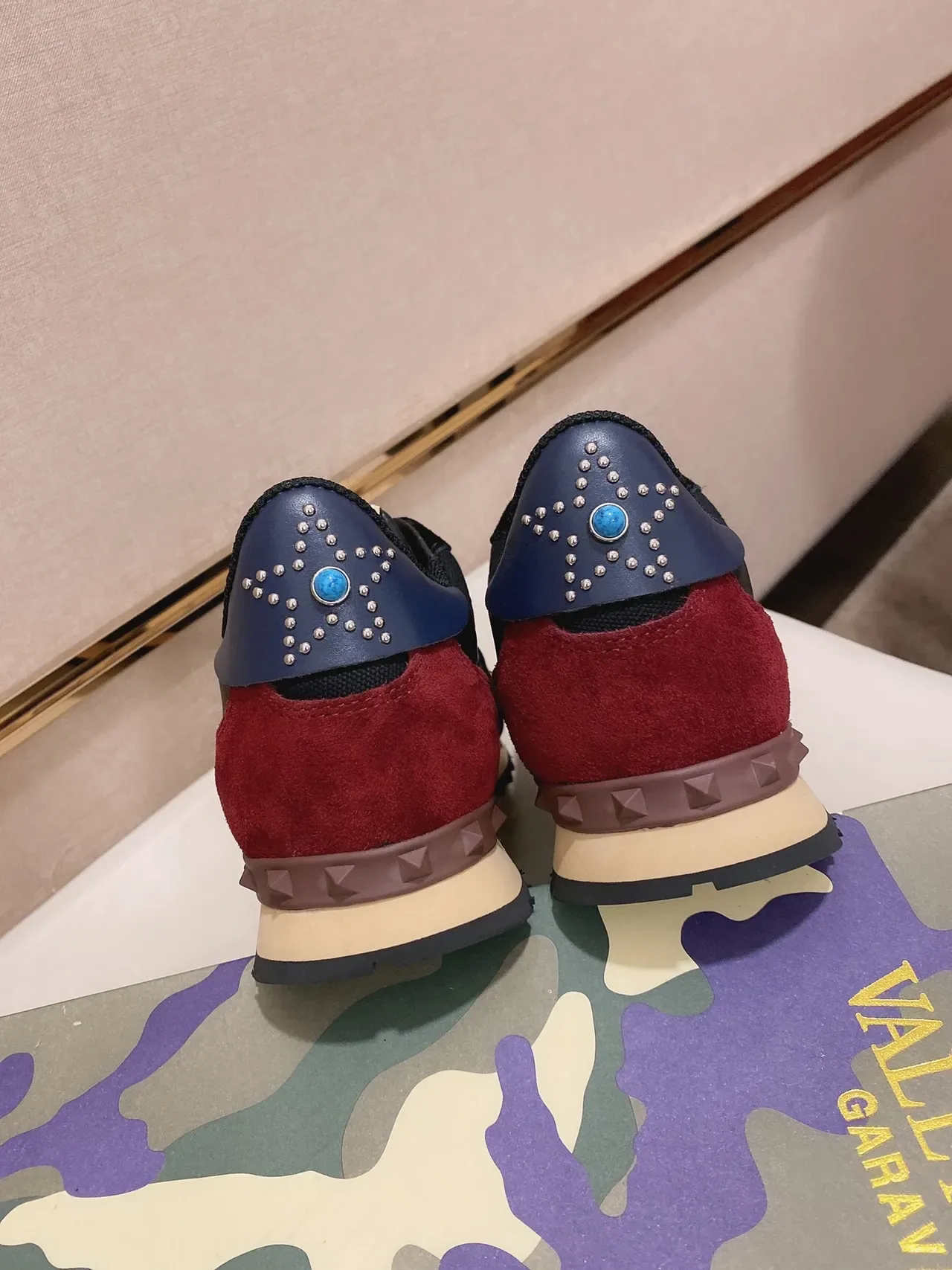 Valentino Garavani Rockstud Runner Noir Rouge Beige Sneakers Lifestyle 4