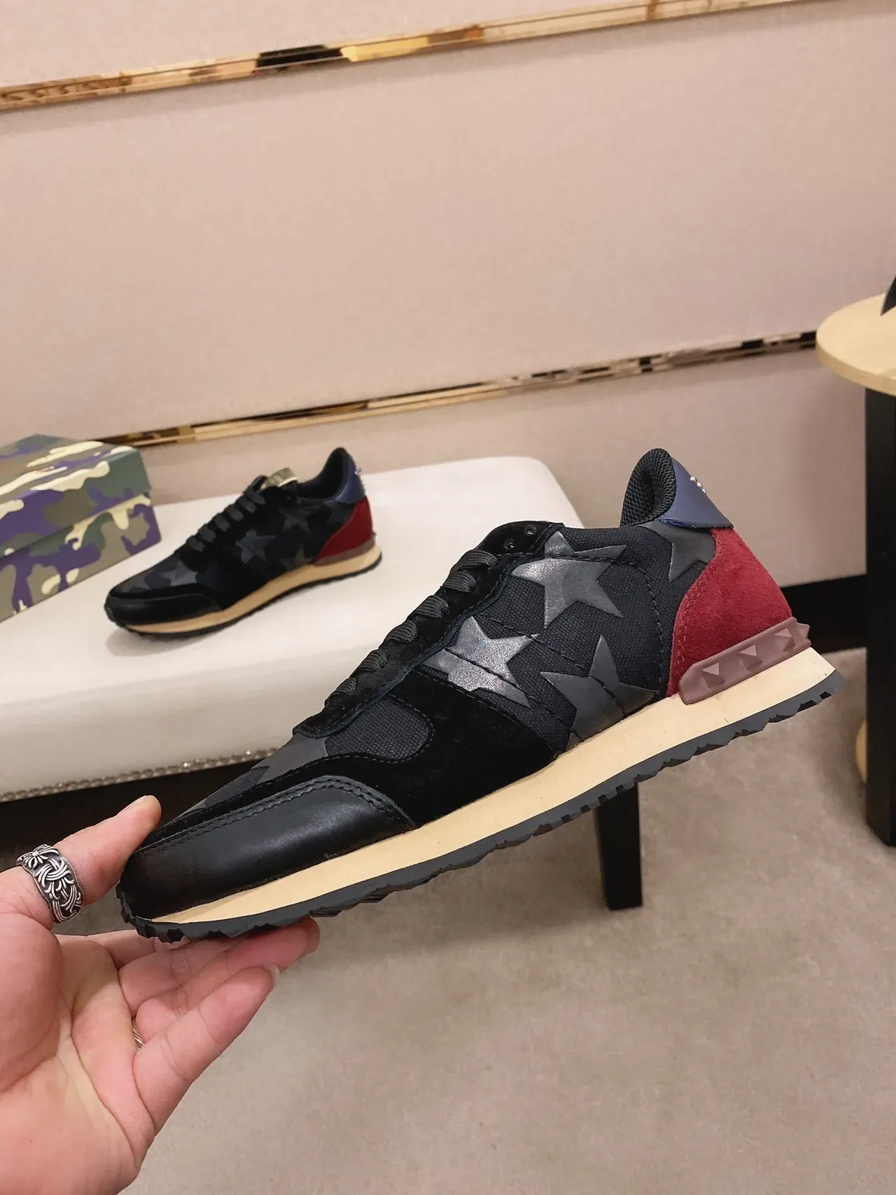 Valentino Garavani Rockstud Runner Noir Rouge Beige Sneakers Lifestyle 8
