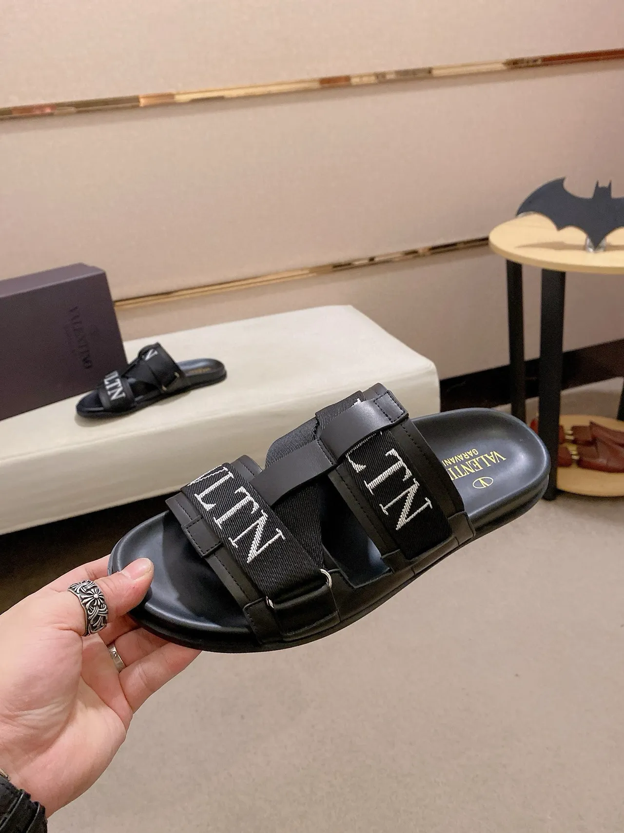 Valentino Garavani VLTN Slide Pantoufles noires 3