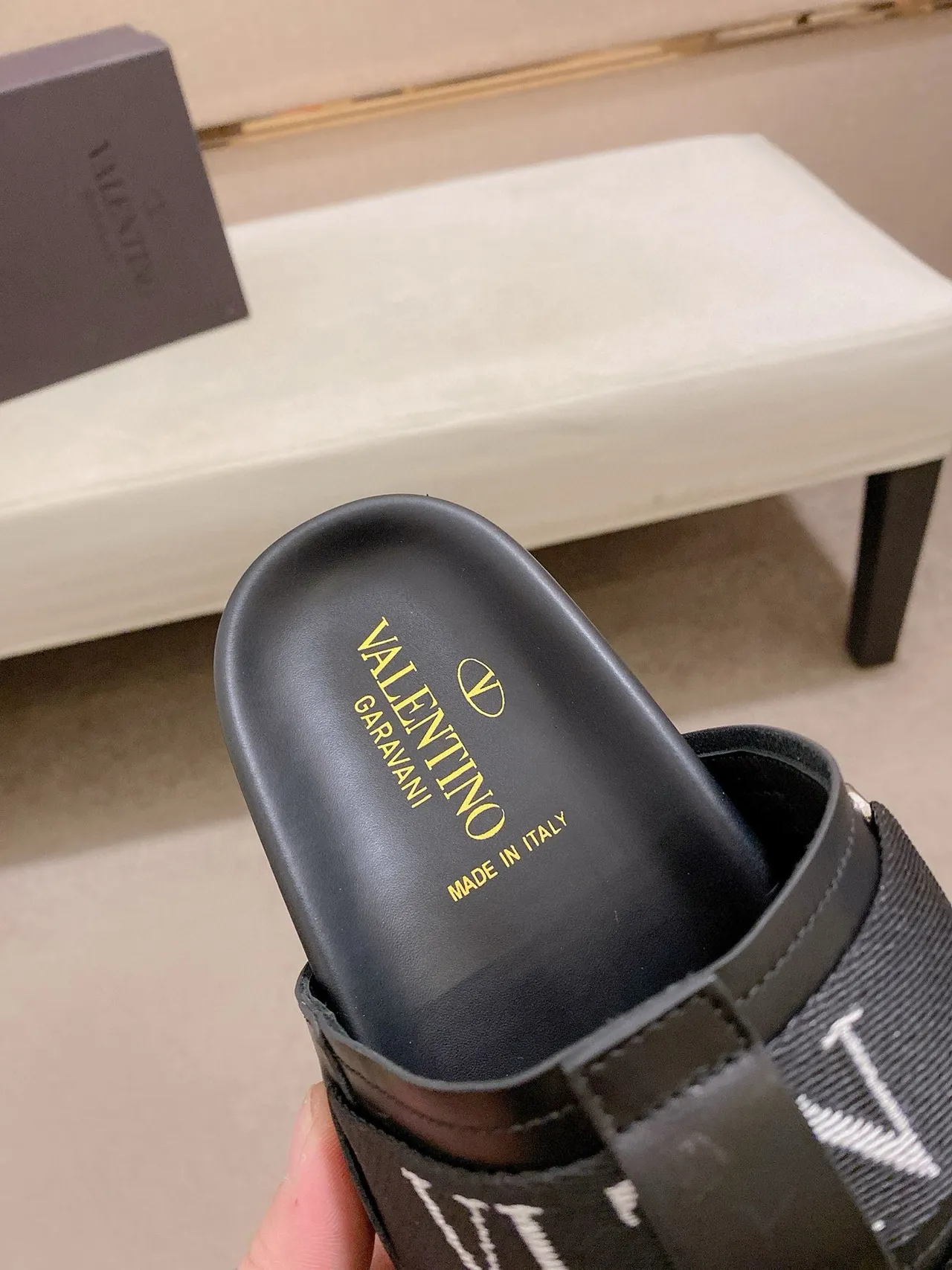 Valentino Garavani VLTN Slide Pantoufles noires 6