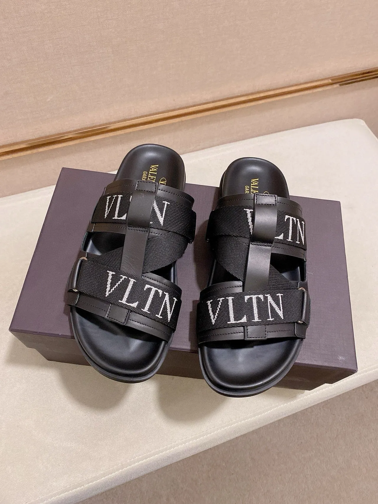 Valentino Garavani VLTN Slide Pantoufles noires 7