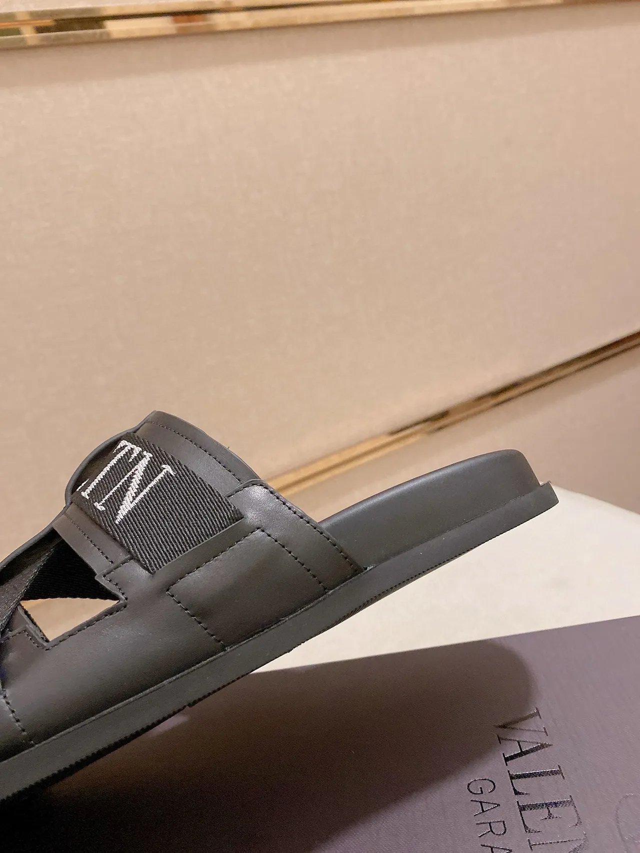 Valentino Garavani VLTN Slide Pantoufles noires 8
