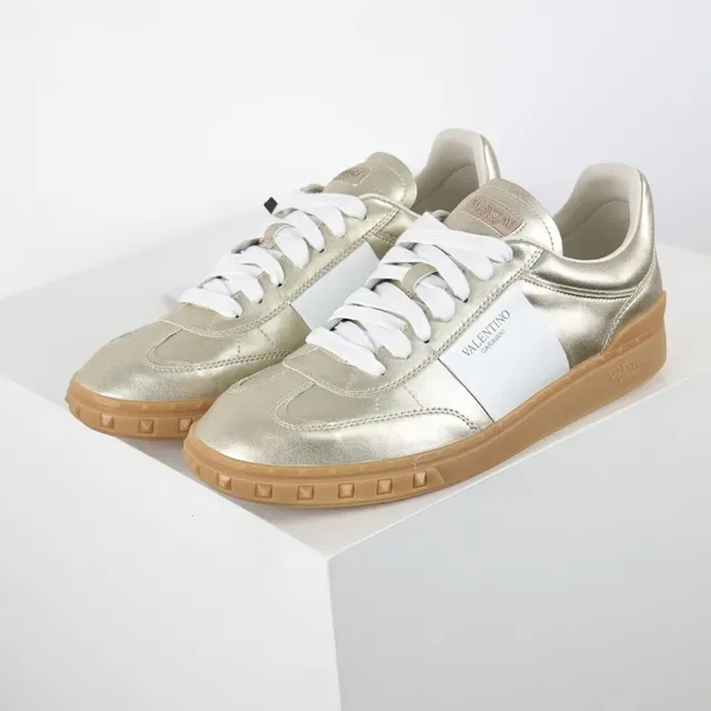 Valentino sneakers minimalistes propres sport-luxe avec upper en cuir métallique blanc doré pour style de vie 2
