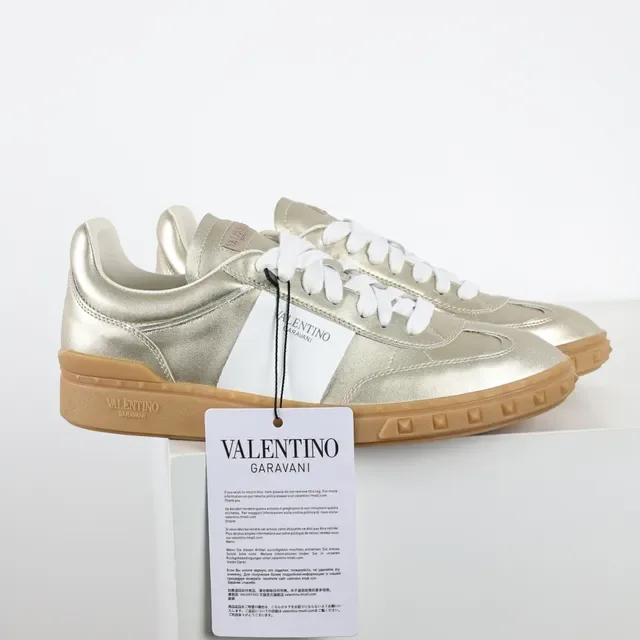 Valentino sneakers minimalistes propres sport-luxe avec upper en cuir métallique blanc doré pour style de vie 3