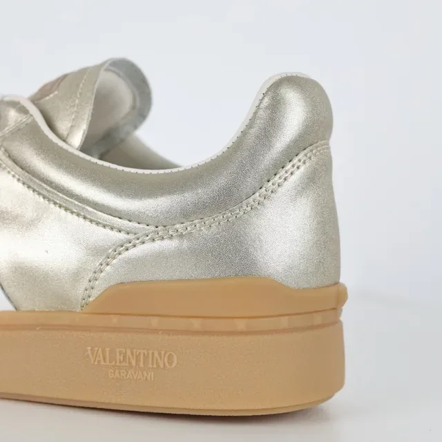 Valentino sneakers minimalistes propres sport-luxe avec upper en cuir métallique blanc doré pour style de vie 4