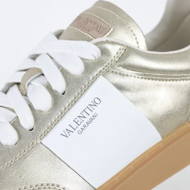 Valentino sneakers minimalistes propres sport-luxe avec upper en cuir métallique blanc doré pour style de vie 6