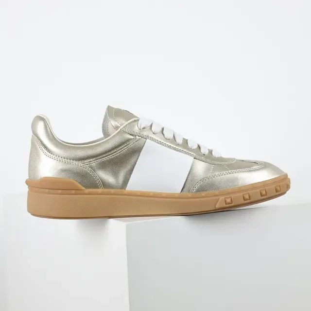 Valentino sneakers minimalistes propres sport-luxe avec upper en cuir métallique blanc doré pour style de vie 7
