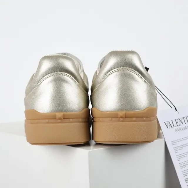 Valentino sneakers minimalistes propres sport-luxe avec upper en cuir métallique blanc doré pour style de vie 8