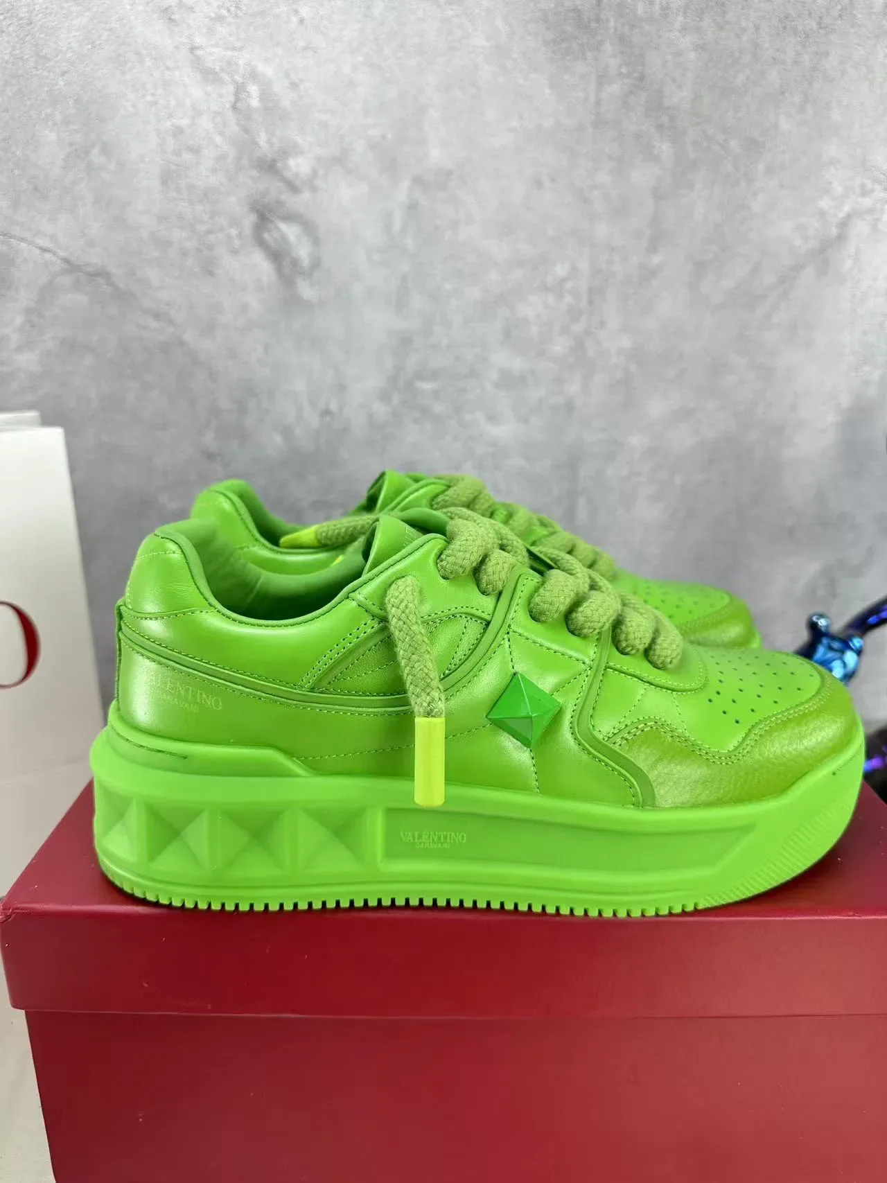Valentino أخضر جلد مثقوب كعب منصة نمط حياة حذاء رياضي 9