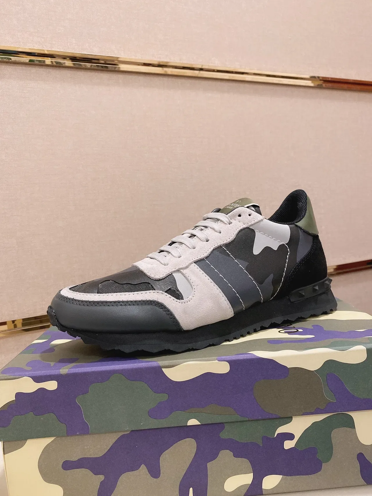Valentino tênis lifestyle multicolor com impressão de camuflagem na parte superior, detalhe de salto com tachas de pirâmide 1