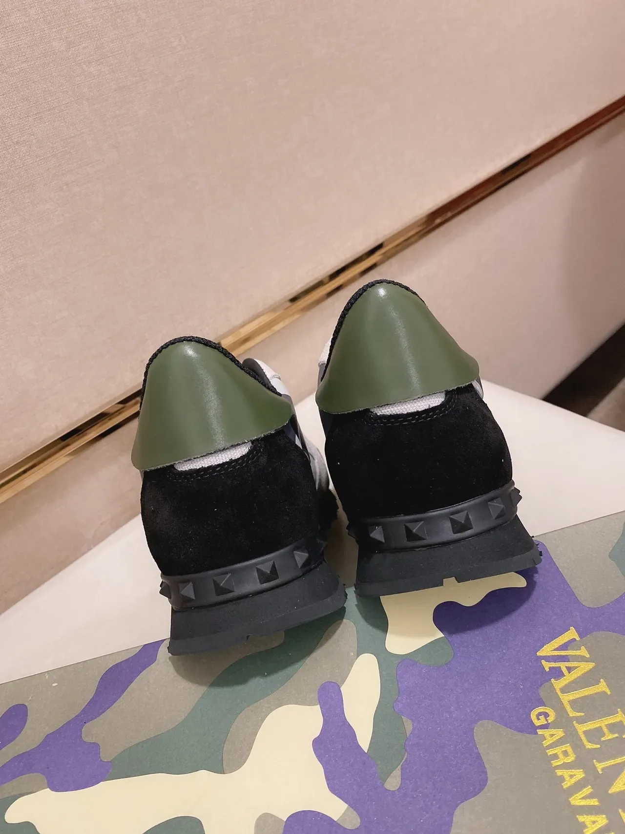Valentino tênis lifestyle multicolor com impressão de camuflagem na parte superior, detalhe de salto com tachas de pirâmide 3