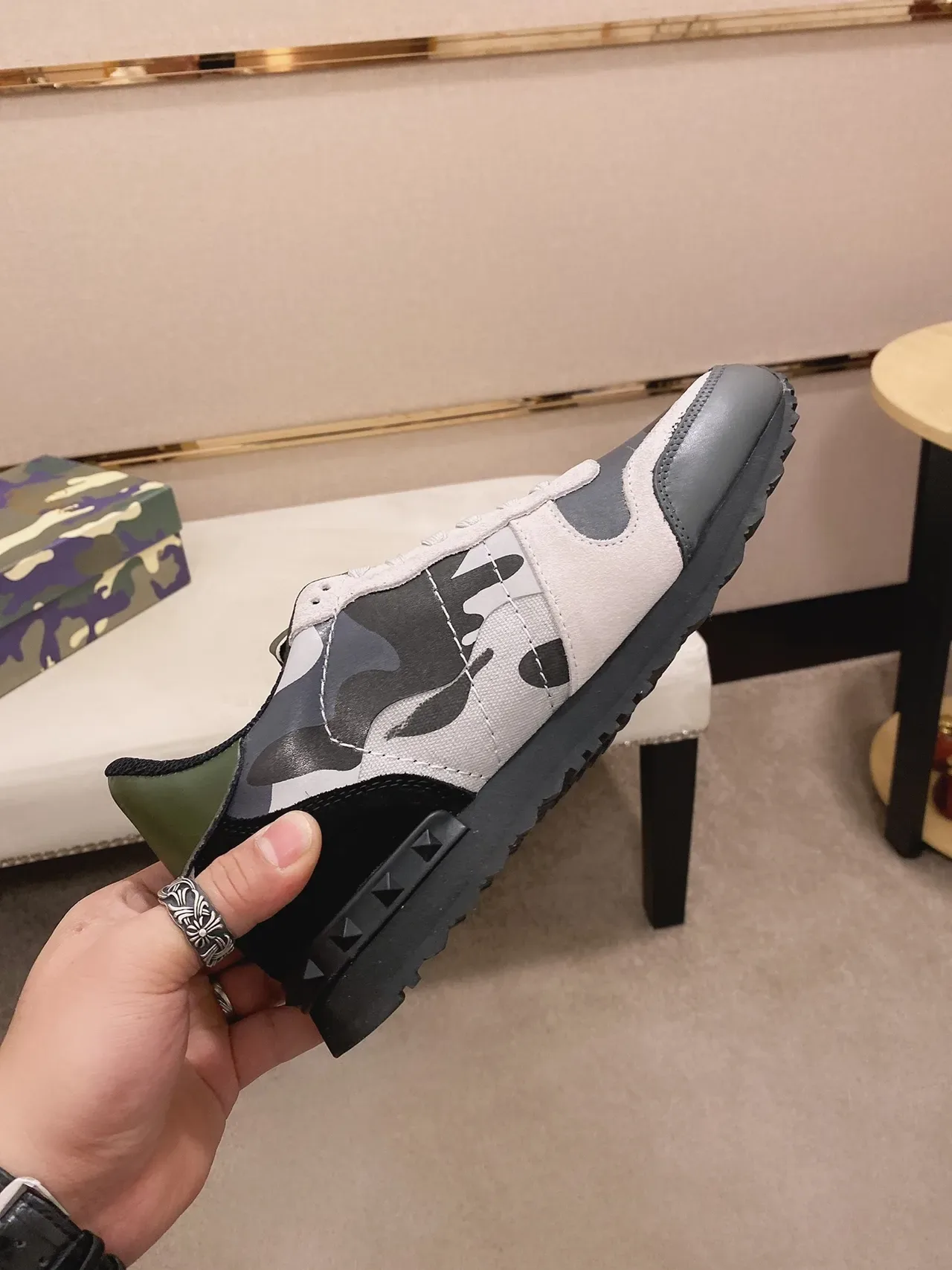 Valentino tênis lifestyle multicolor com impressão de camuflagem na parte superior, detalhe de salto com tachas de pirâmide 6