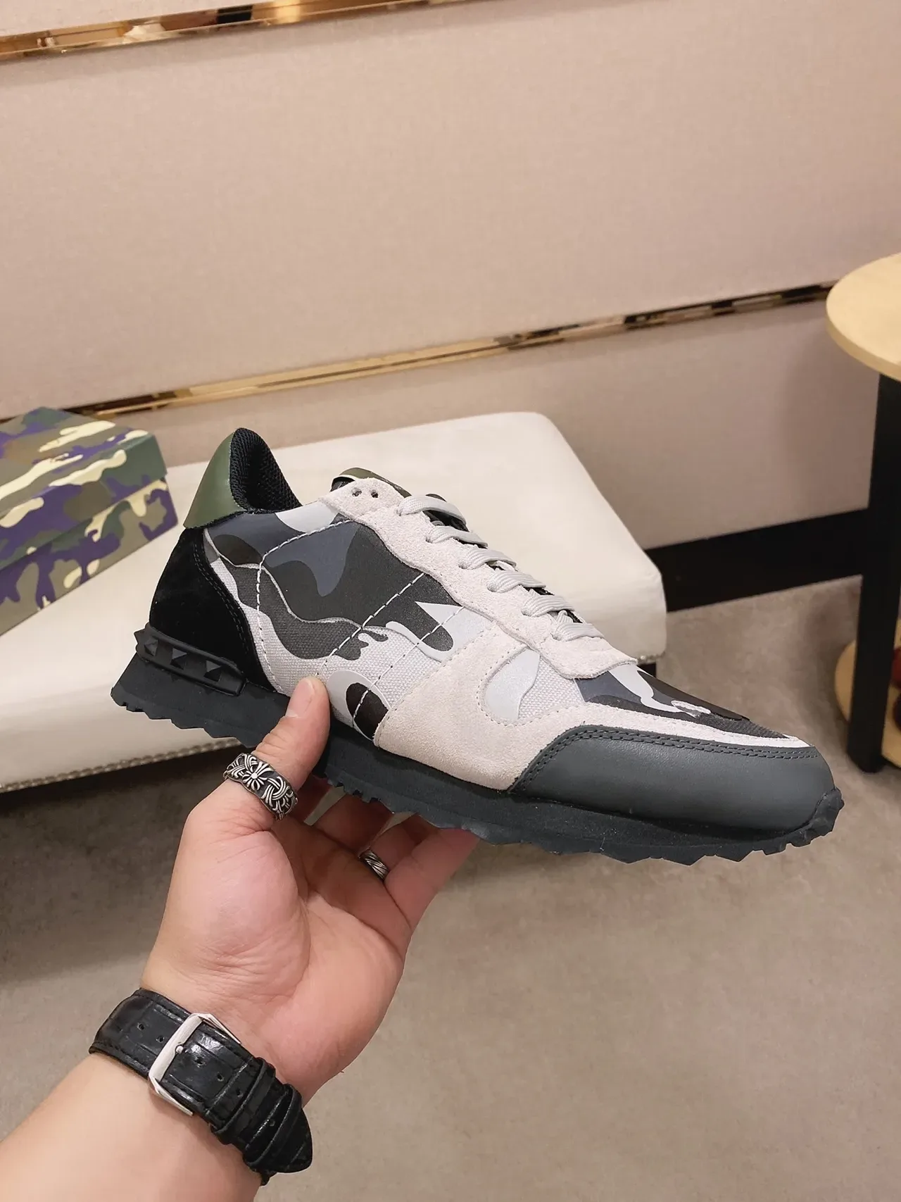 Valentino tênis lifestyle multicolor com impressão de camuflagem na parte superior, detalhe de salto com tachas de pirâmide 7