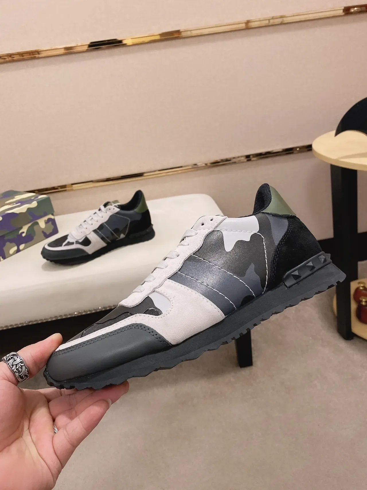 Valentino tênis lifestyle multicolor com impressão de camuflagem na parte superior, detalhe de salto com tachas de pirâmide 8