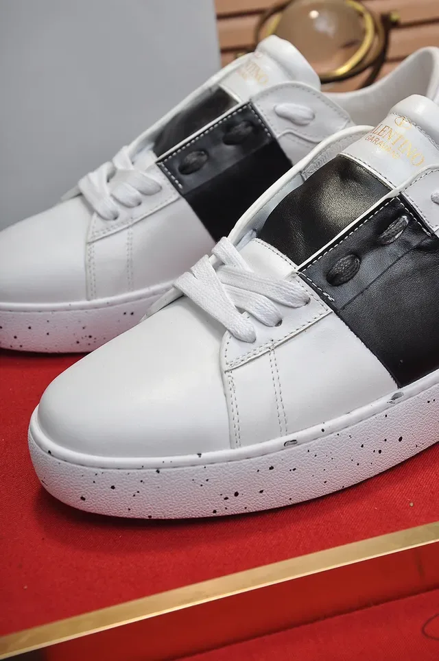 Valentino Open Sneakers Lifestyle en Cuir Blanc et Noir 3