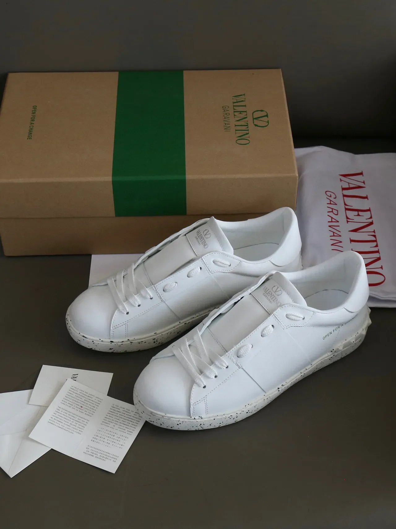 Valentino Sneakers Lifestyle Ouvert Blanc à Semelle Tachetée 4