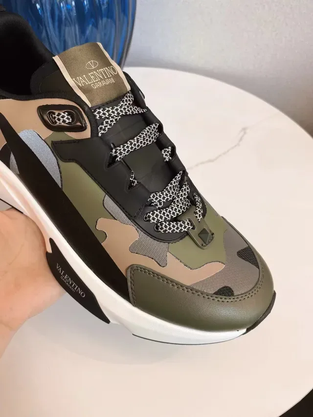 Valentino Rockstud Sneakers chunky Army Green avec upper camouflage multicolor et semelle blanche 4