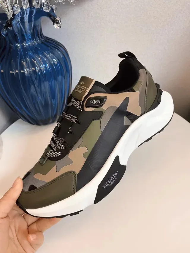 Valentino Rockstud Sneakers chunky Army Green avec upper camouflage multicolor et semelle blanche 6