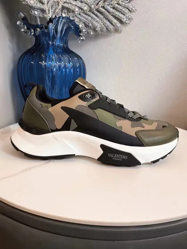 Valentino Rockstud Sneakers chunky Army Green avec upper camouflage multicolor et semelle blanche 7