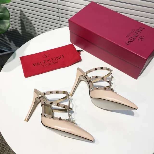 Valentino Rockstud Tacones de aguja nude con tachuelas y correas en jaula 2