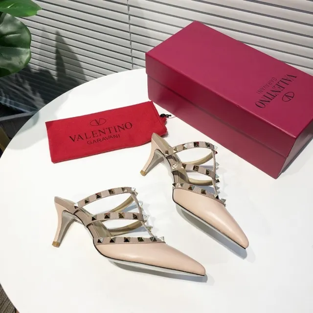 Valentino Rockstud Tacones de aguja nude con tachuelas y correas en jaula 4