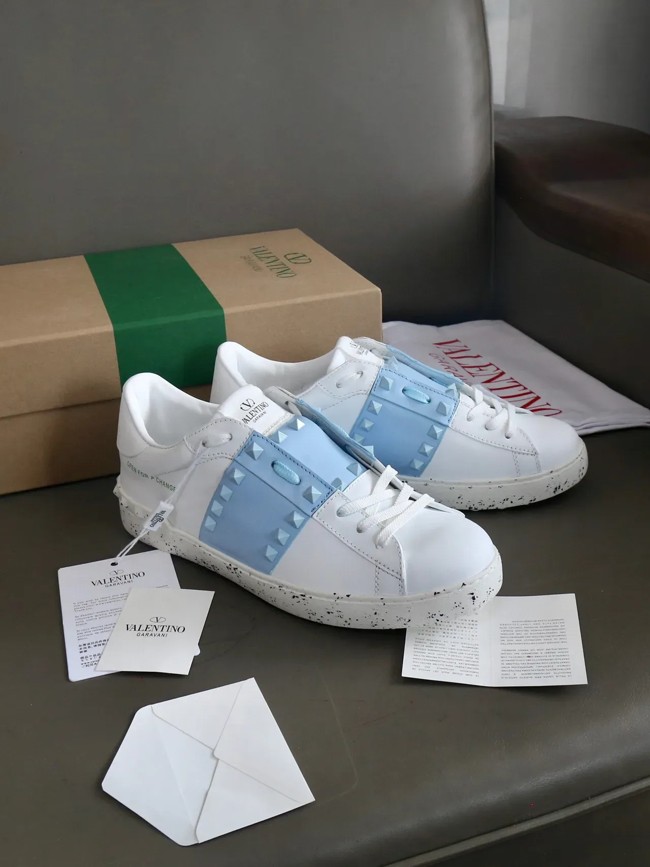 Valentino Rockstud Open For A Change tênis de estilo de vida branco e azul claro 2