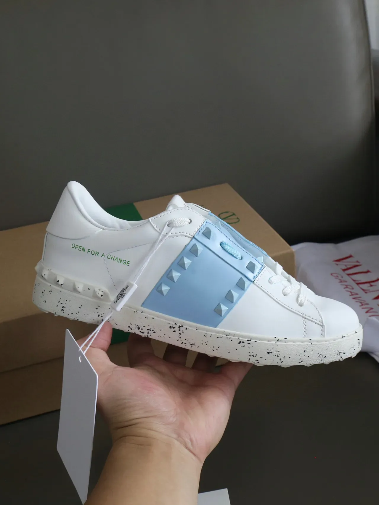 Valentino Rockstud Open For A Change tênis de estilo de vida branco e azul claro 3