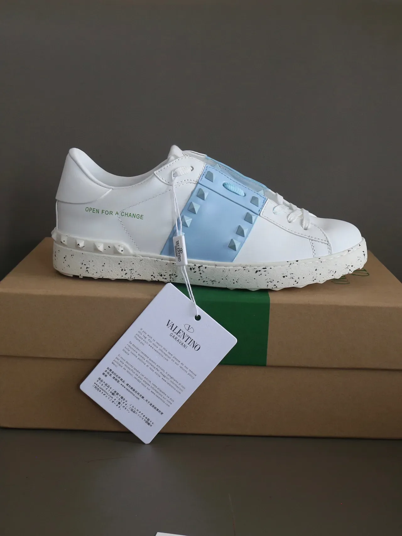 Valentino Rockstud Open For A Change tênis de estilo de vida branco e azul claro 4