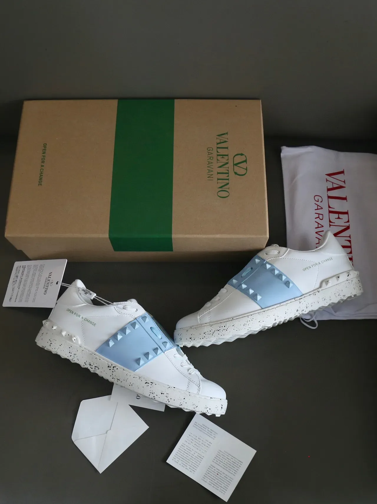 Valentino Rockstud Open For A Change tênis de estilo de vida branco e azul claro 5