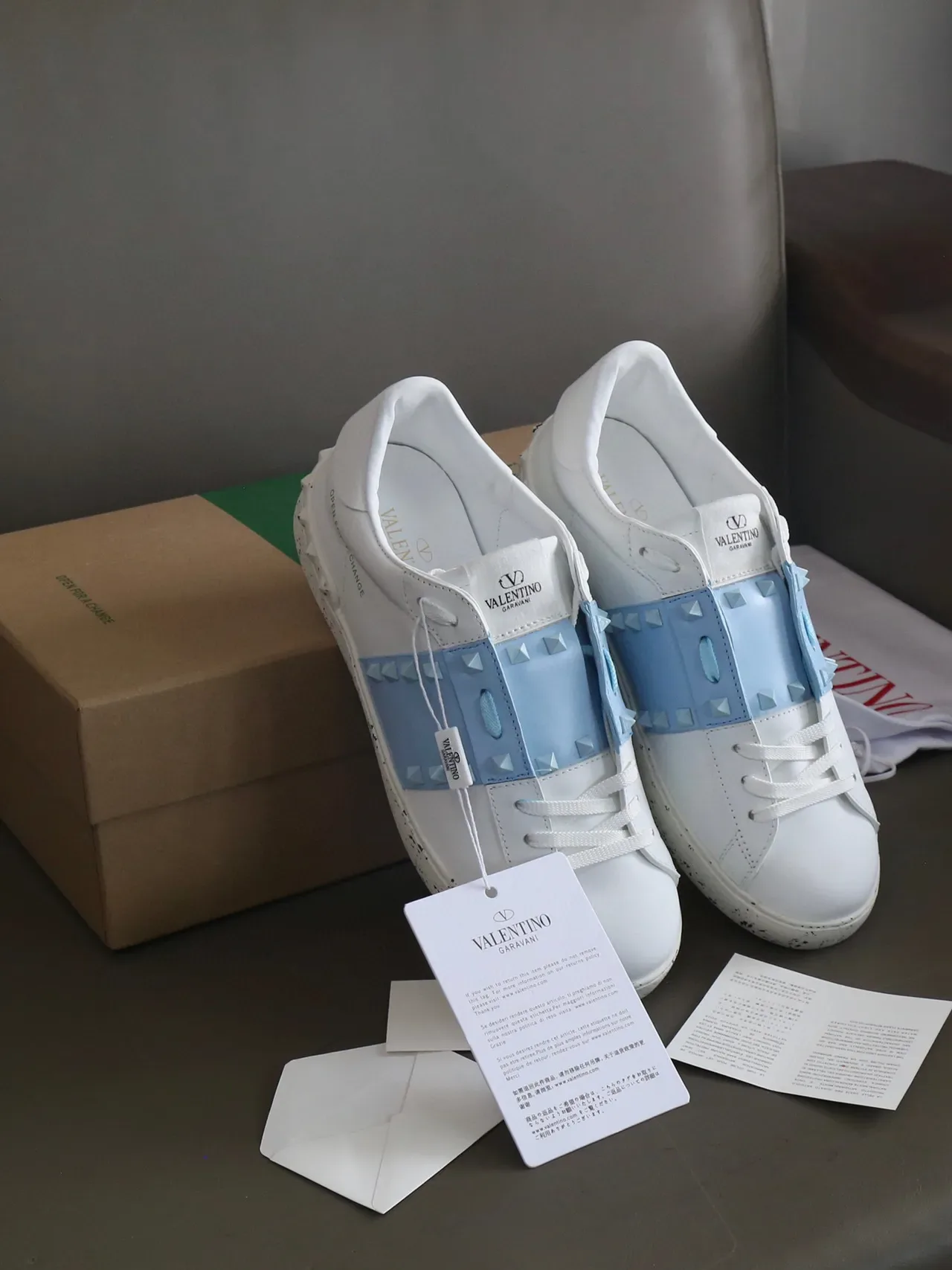 Valentino Rockstud Open For A Change tênis de estilo de vida branco e azul claro 6