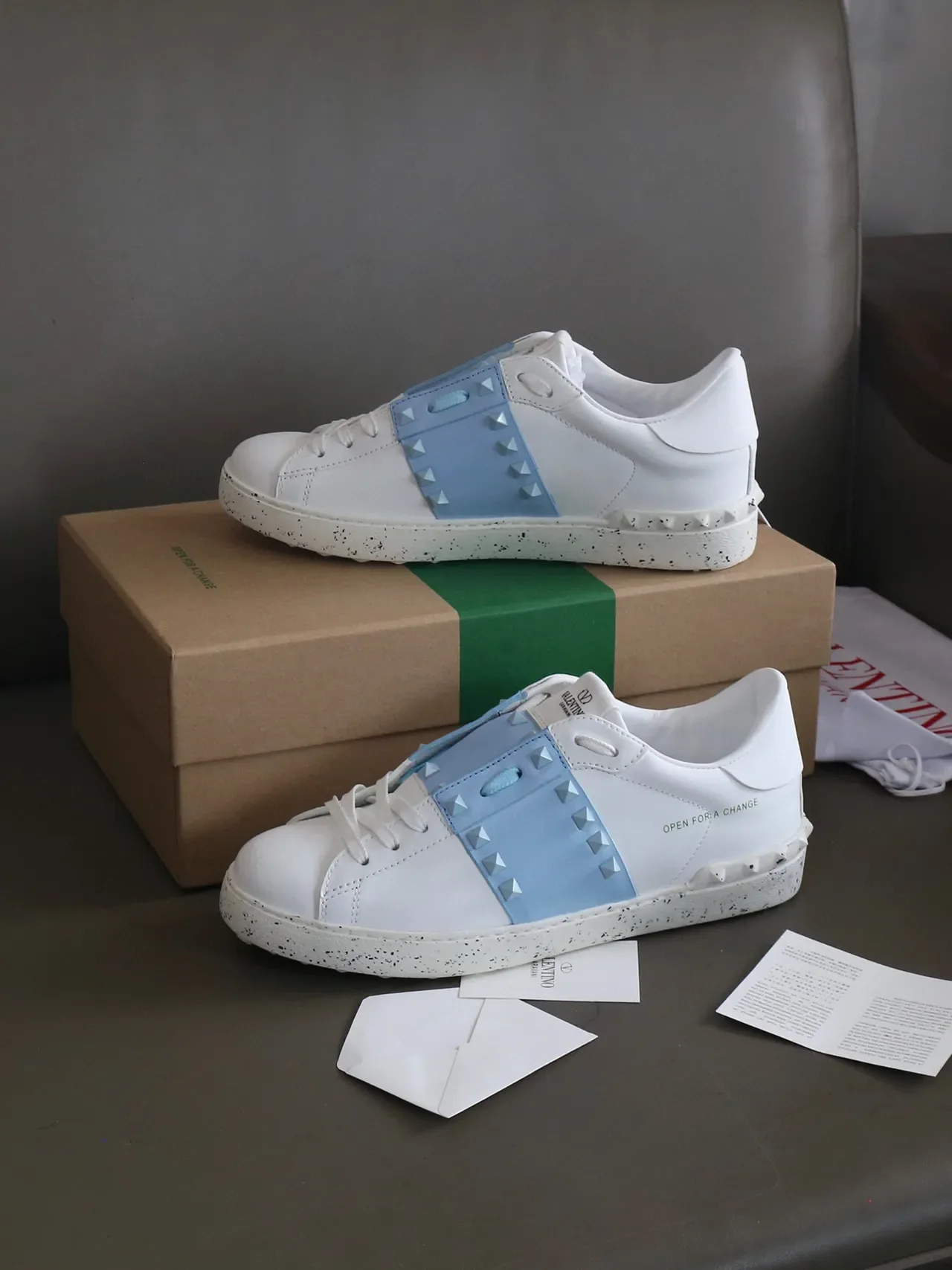 Valentino Rockstud Open For A Change tênis de estilo de vida branco e azul claro 7