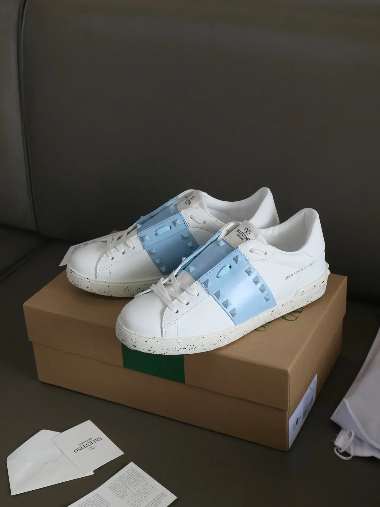 Valentino Rockstud Open For A Change tênis de estilo de vida branco e azul claro 8