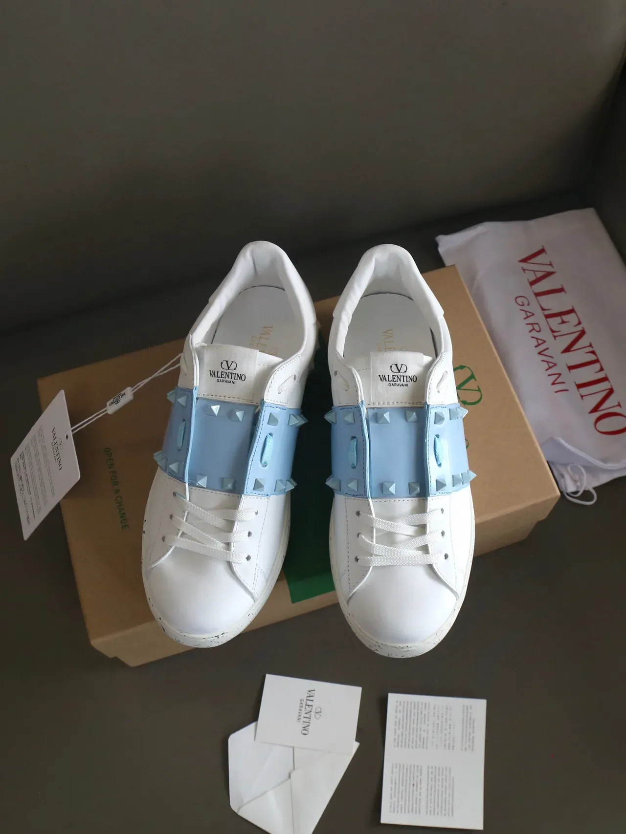 Valentino Rockstud Open For A Change tênis de estilo de vida branco e azul claro 9