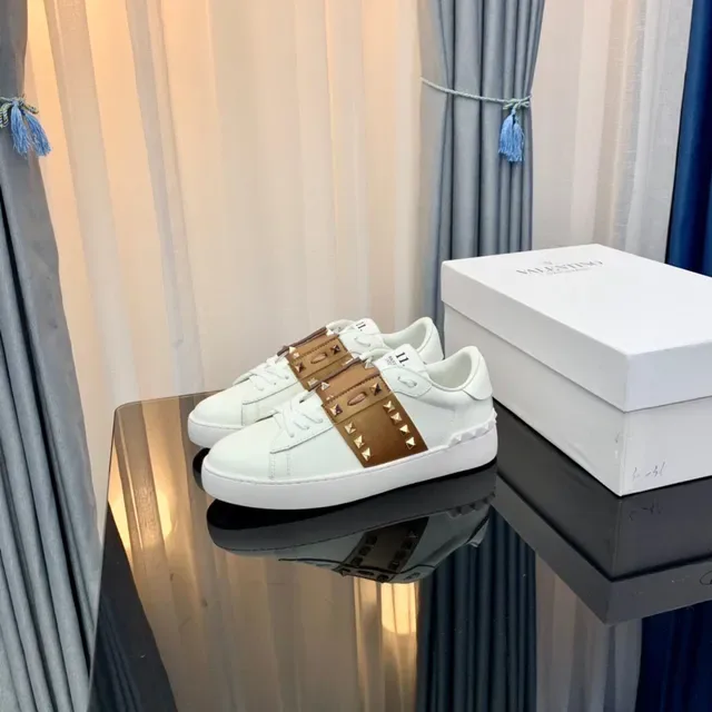 Valentino Rockstud أبيض وتان مدبب أحذية أسلوب حياة 2