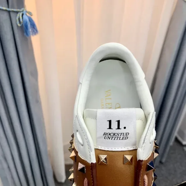 Valentino Rockstud أبيض وتان مدبب أحذية أسلوب حياة 3