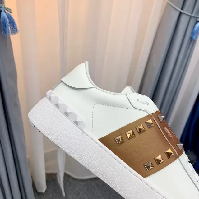 Valentino Rockstud أبيض وتان مدبب أحذية أسلوب حياة 4