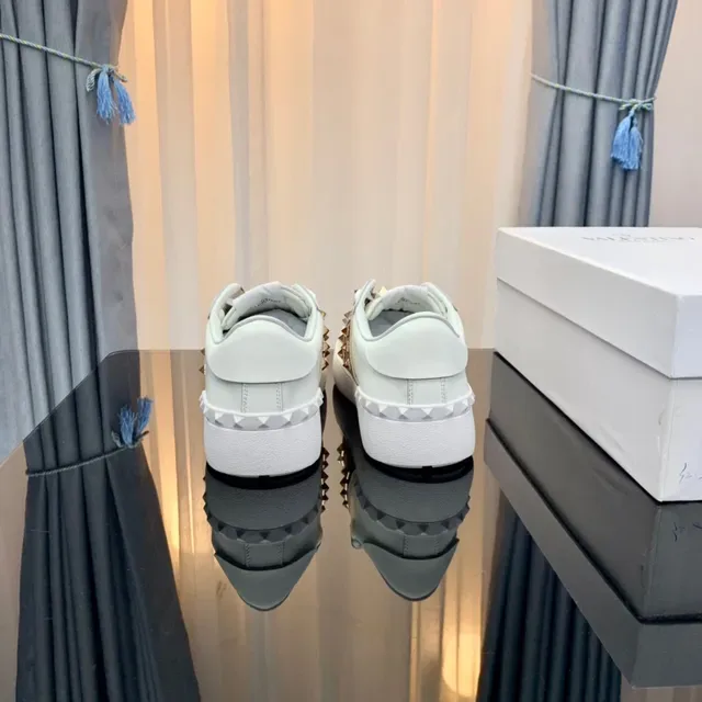 Valentino Rockstud أبيض وتان مدبب أحذية أسلوب حياة 5