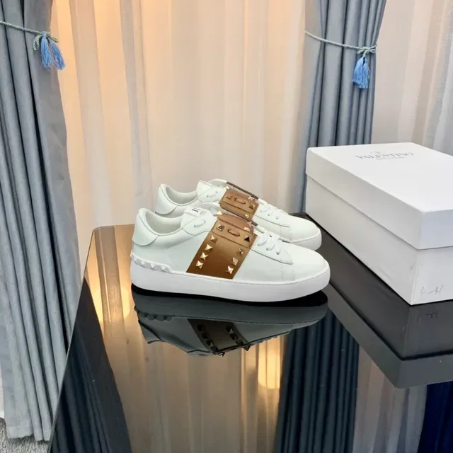 Valentino Rockstud أبيض وتان مدبب أحذية أسلوب حياة 6