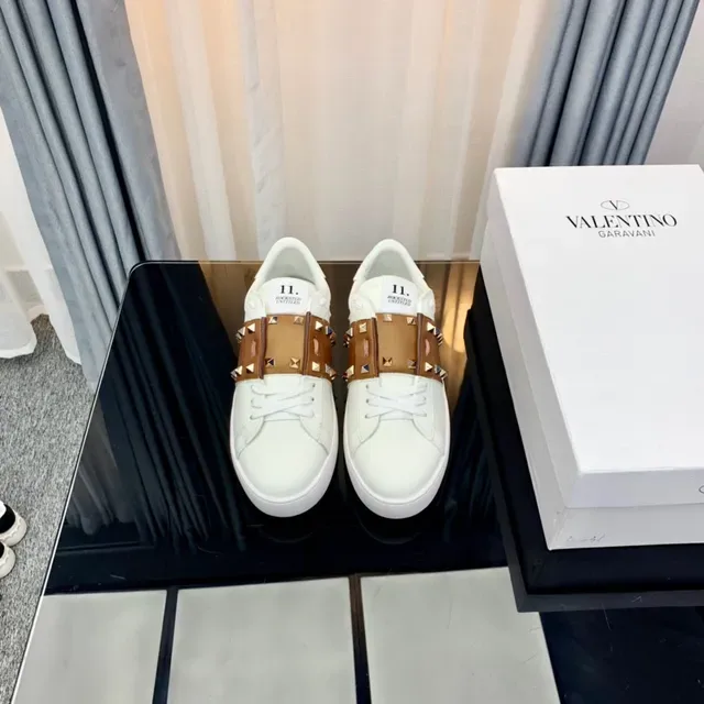 Valentino Rockstud أبيض وتان مدبب أحذية أسلوب حياة 7