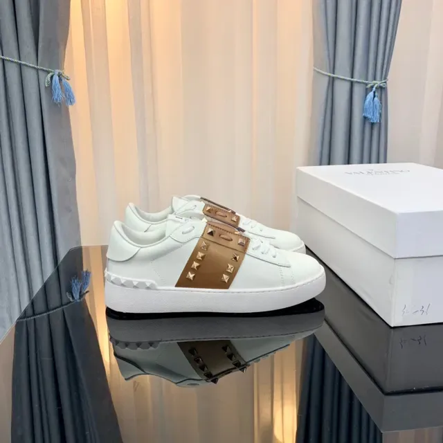 Valentino Rockstud أبيض وتان مدبب أحذية أسلوب حياة 8