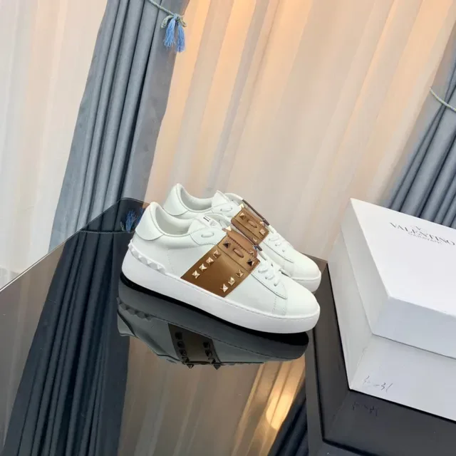 Valentino Rockstud أبيض وتان مدبب أحذية أسلوب حياة 9