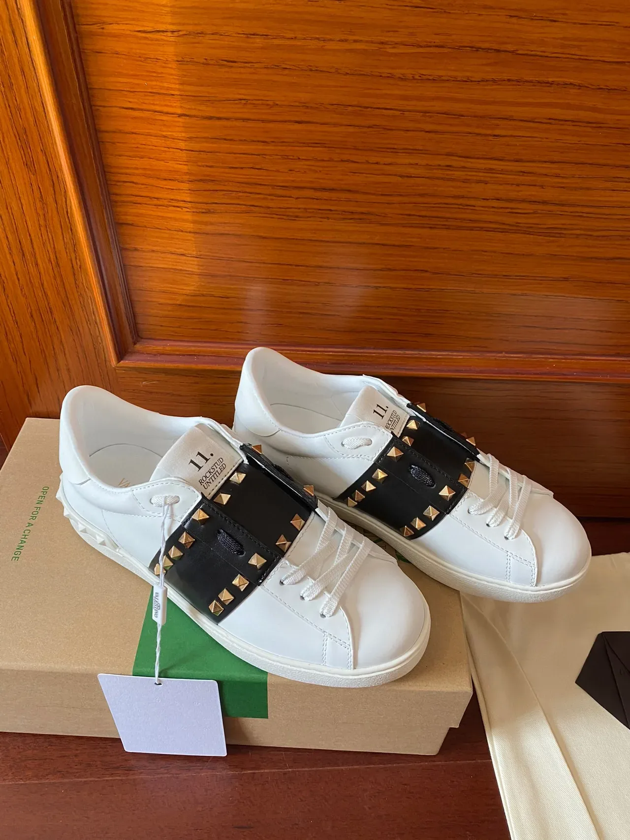 Valentino Rockstud Sneakers Lifestyle en Cuir Blanc avec Sangle Studded Noire 2