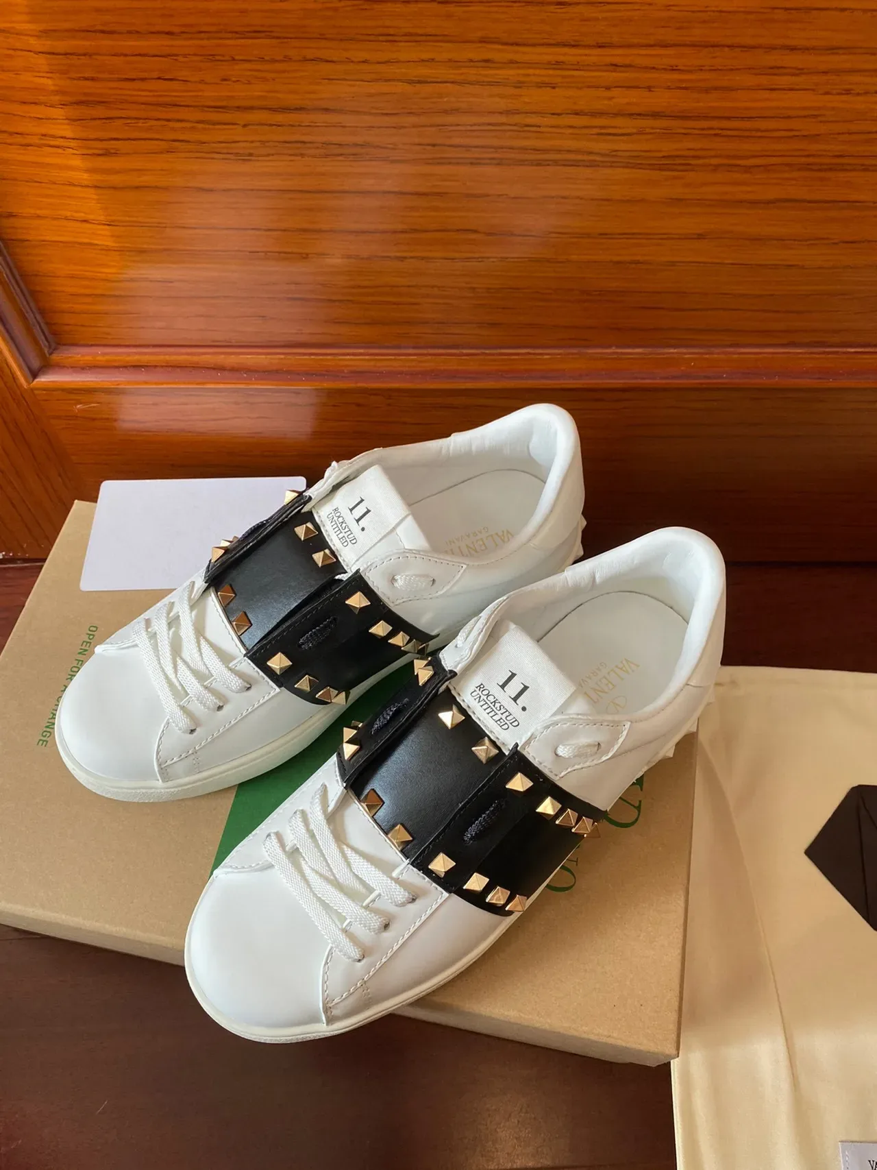 Valentino Rockstud Sneakers Lifestyle en Cuir Blanc avec Sangle Studded Noire 3