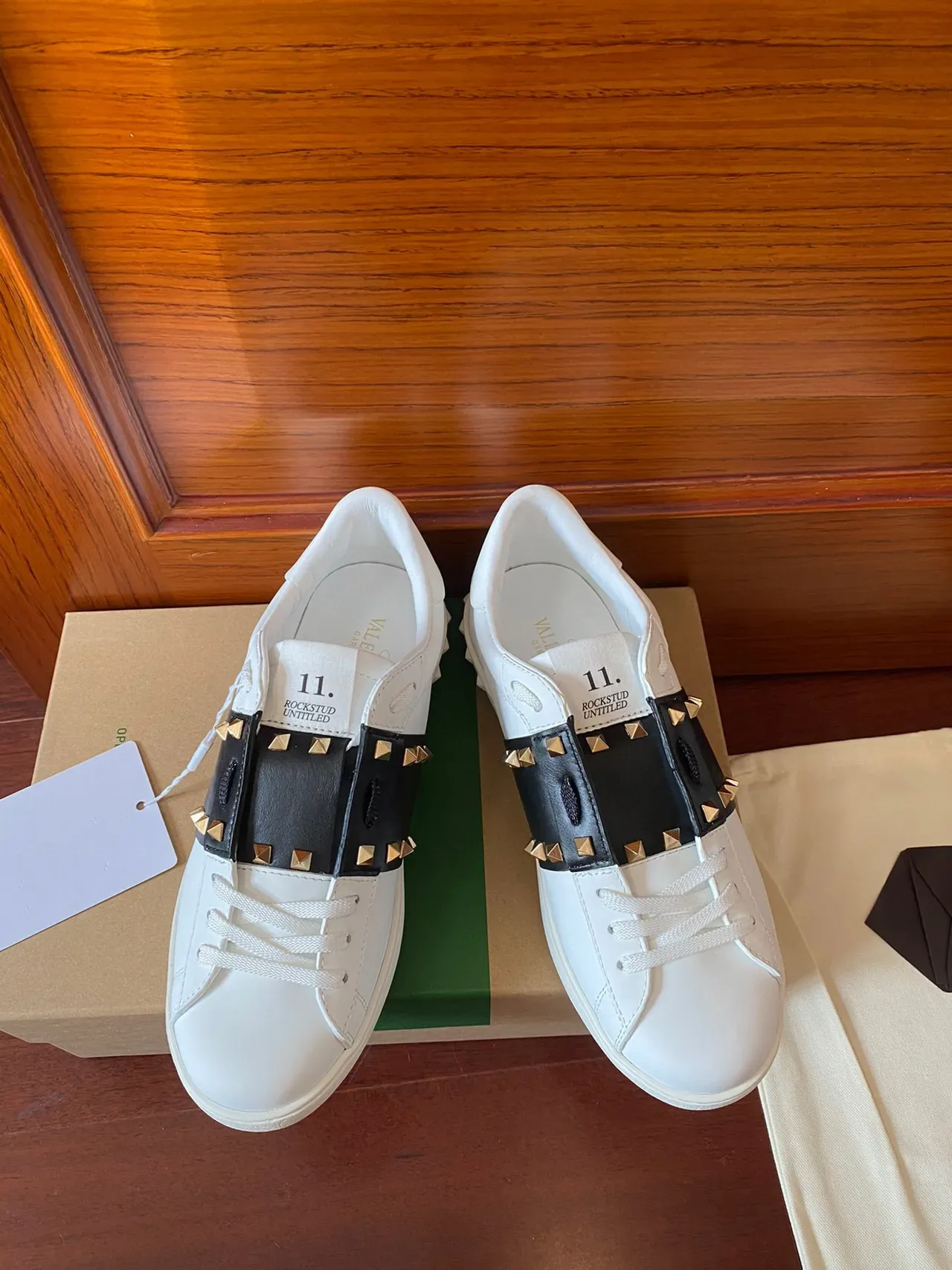 Valentino Rockstud Sneakers Lifestyle en Cuir Blanc avec Sangle Studded Noire 4